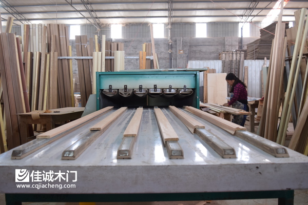 重慶佳誠木門機(jī)器實(shí)際操作