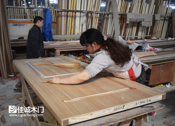 重慶佳誠木門員工認(rèn)真工作圖